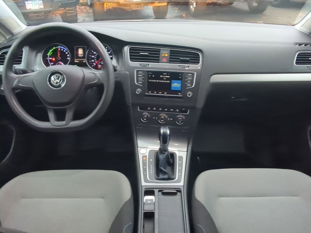 Thumbnail: 2016 Volkswagen e-Golf - 16