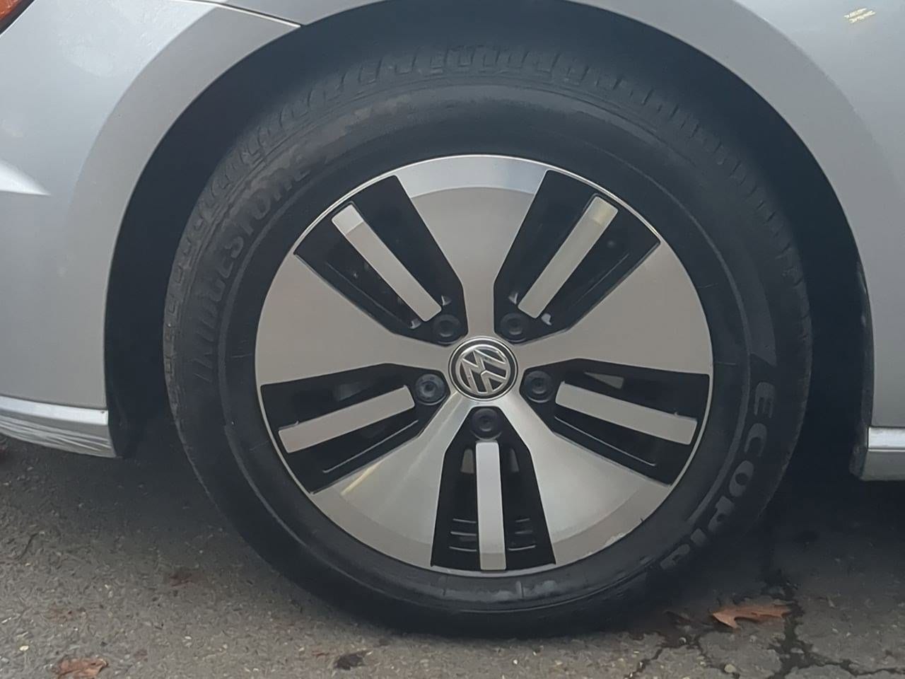 Thumbnail: 2016 Volkswagen e-Golf - 14