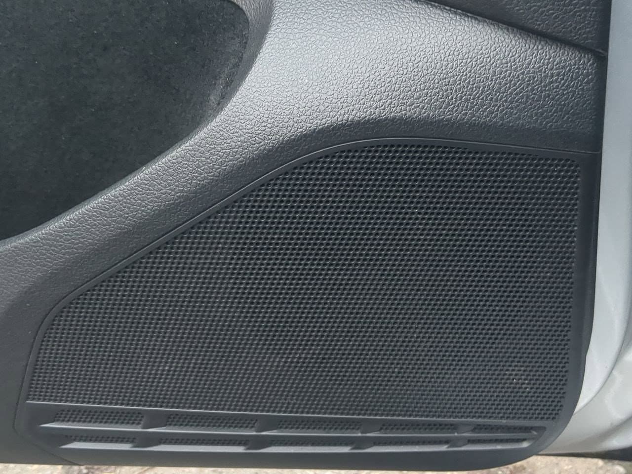 Thumbnail: 2016 Volkswagen e-Golf - 28