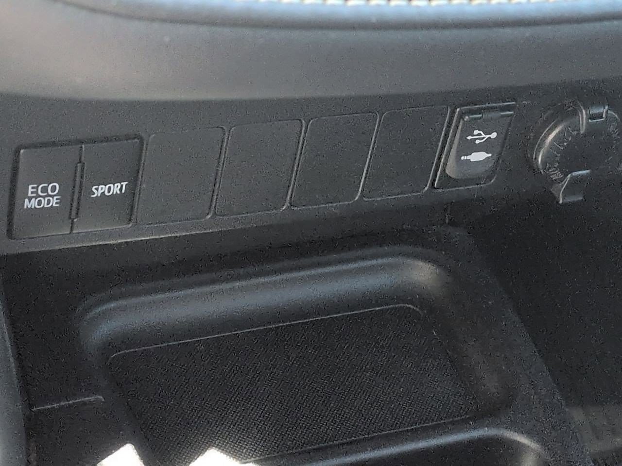 Thumbnail: 2017 Toyota RAV4 - 30