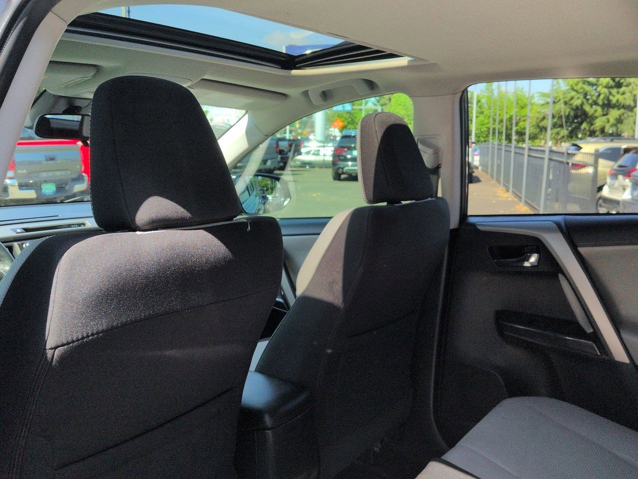 Thumbnail: 2018 Toyota RAV4 - 18