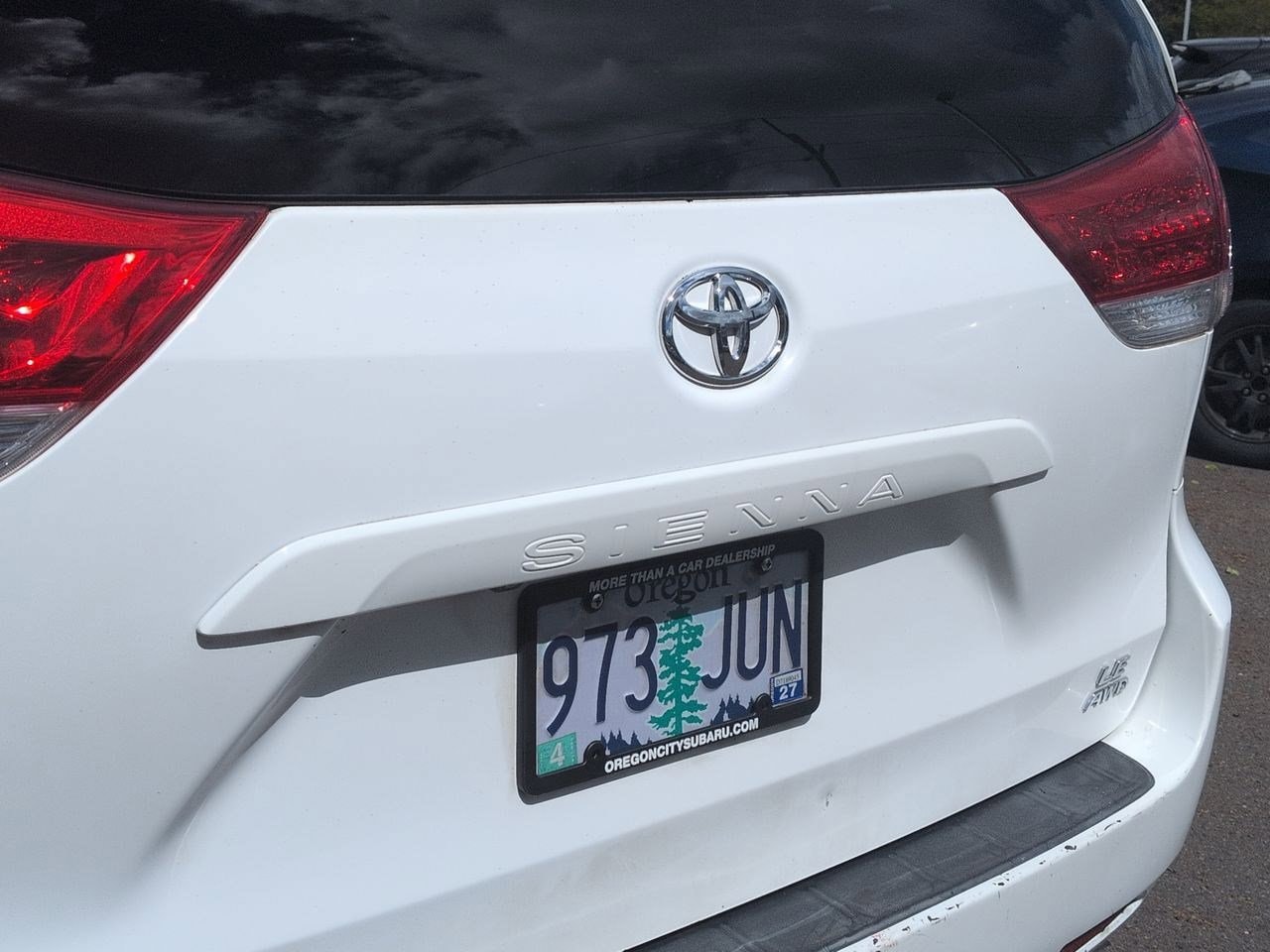 Thumbnail: 2011 Toyota Sienna - 11