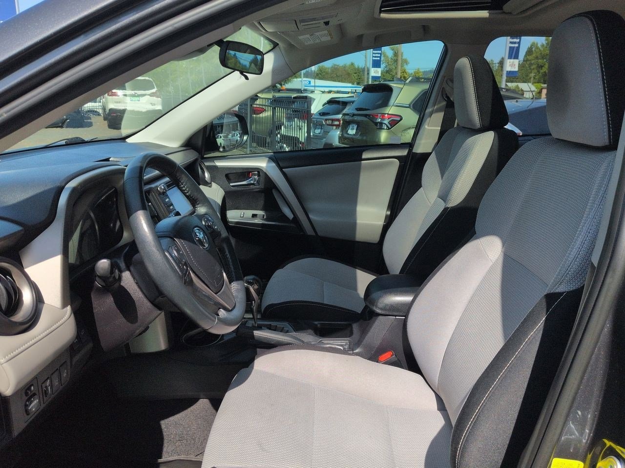 Thumbnail: 2018 Toyota RAV4 - 16