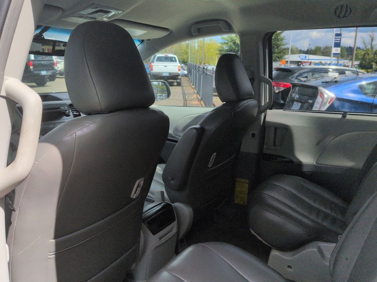 Thumbnail: 2011 Toyota Sienna - 17