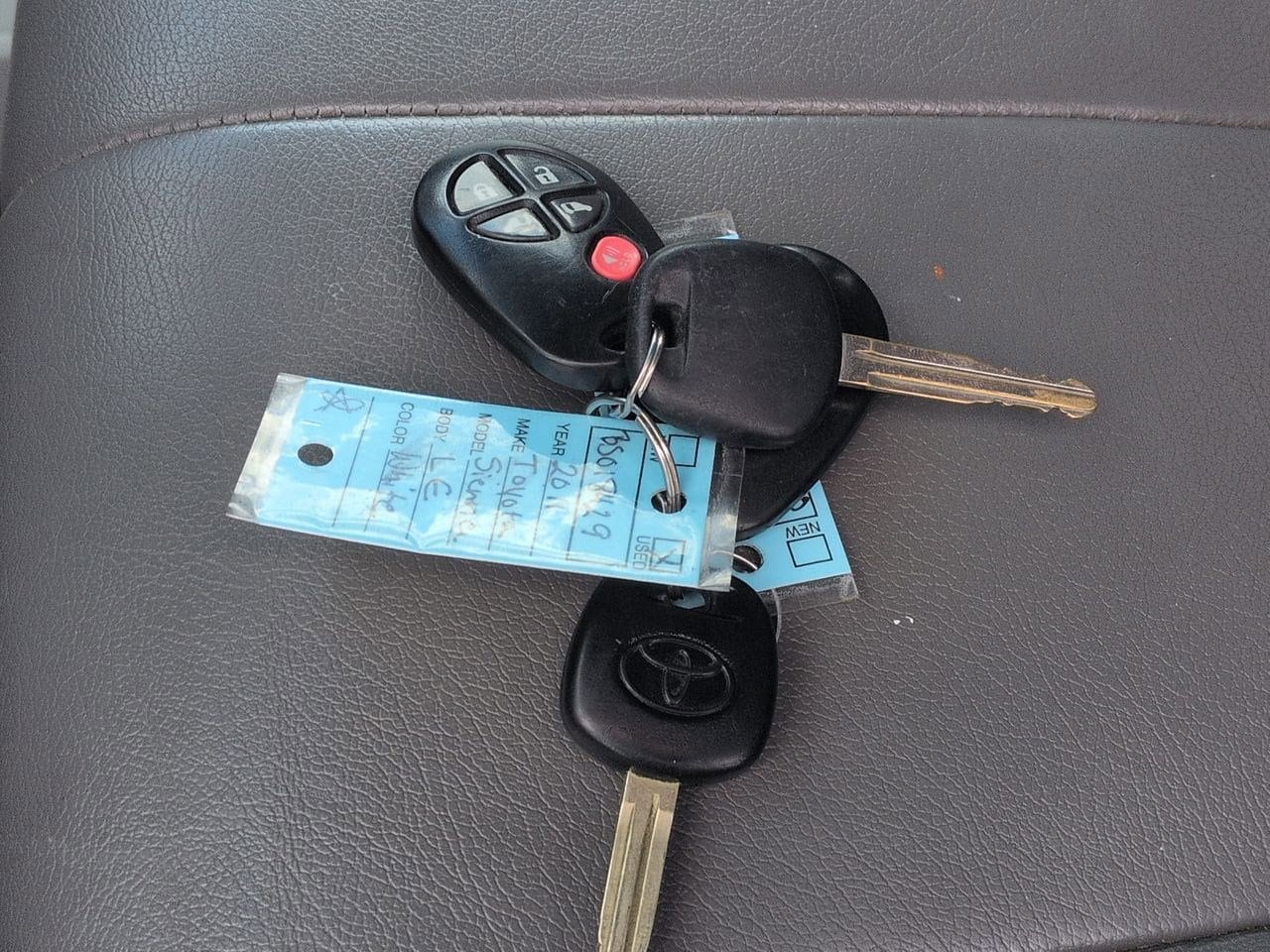 Thumbnail: 2011 Toyota Sienna - 33