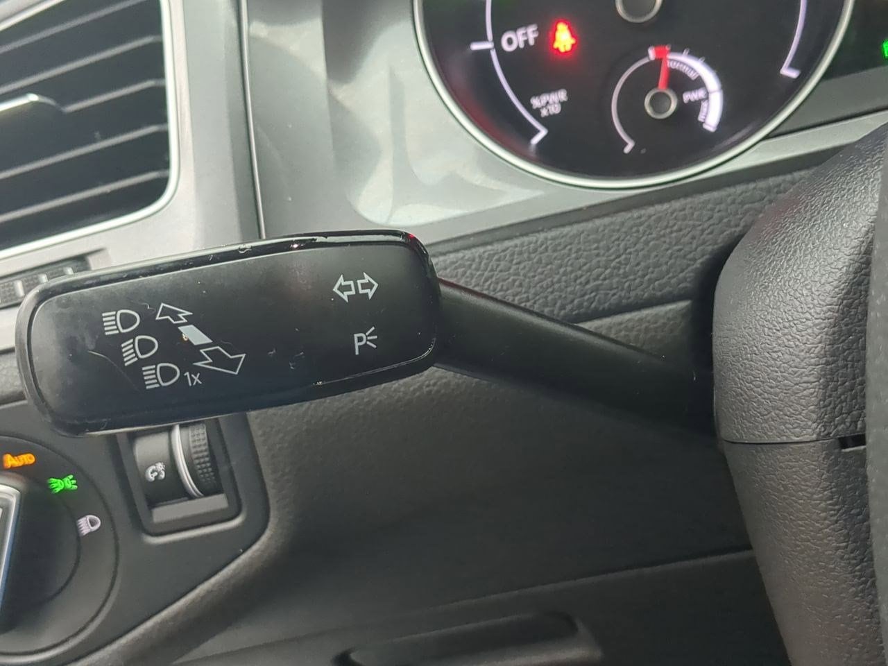 Thumbnail: 2016 Volkswagen e-Golf - 25