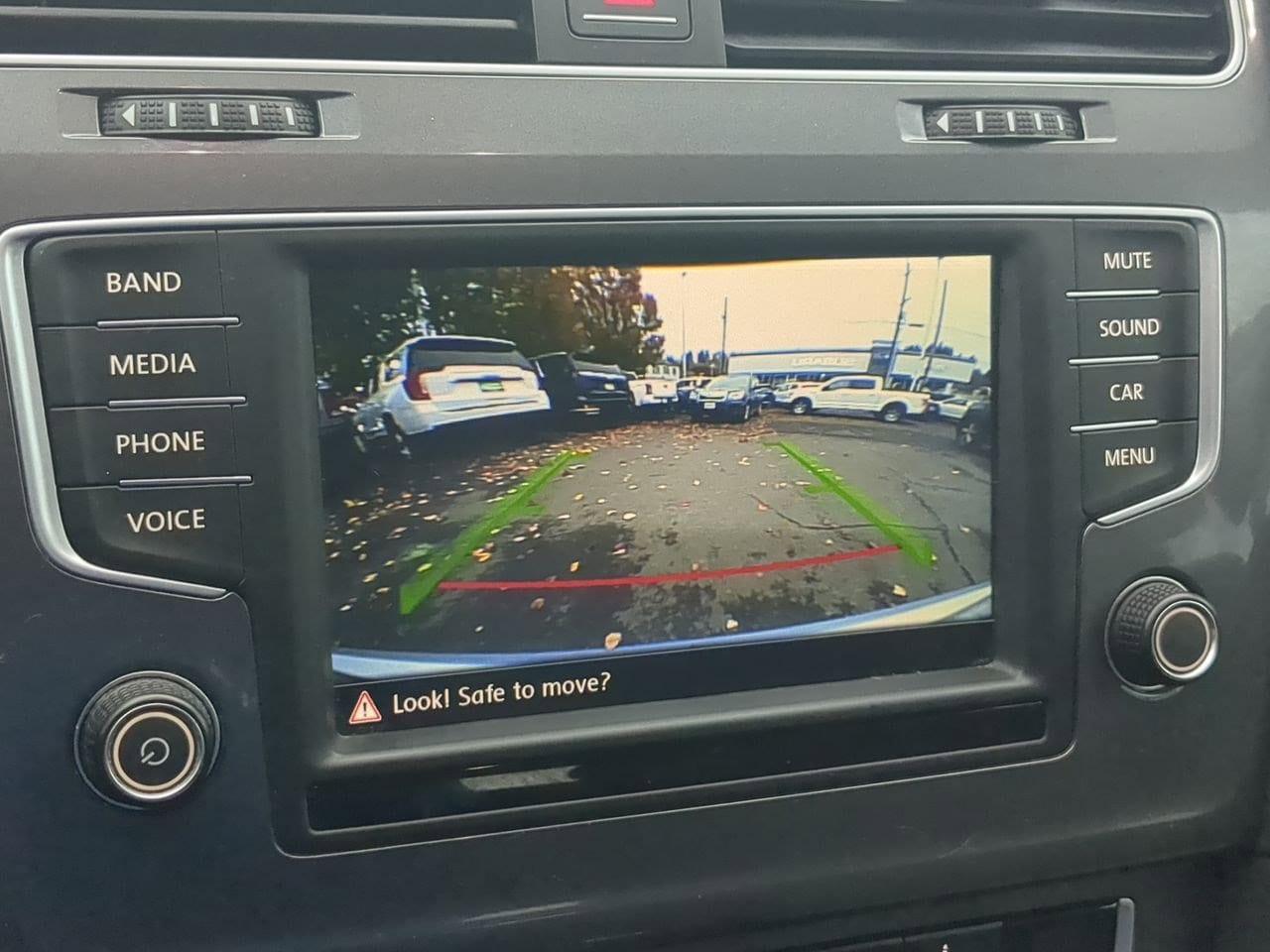 Thumbnail: 2016 Volkswagen e-Golf - 27