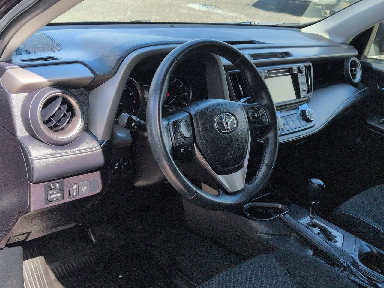 Thumbnail: 2017 Toyota RAV4 - 10