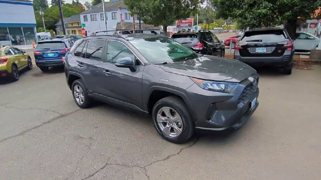 2022 Toyota RAV4 Hybrid LE photo 2