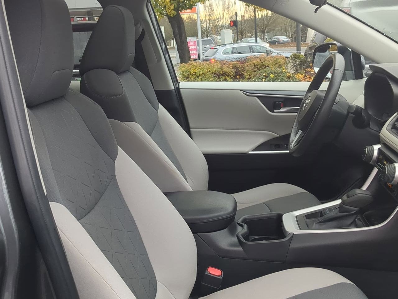 Thumbnail: 2022 Toyota RAV4 - 23