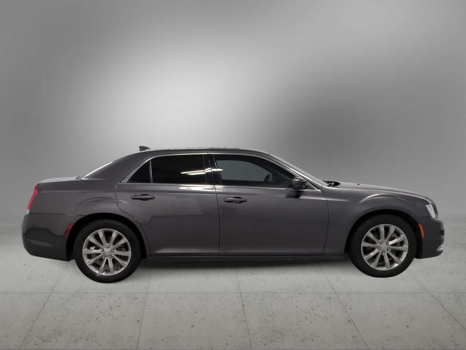 Thumbnail: 2022 Chrysler 300 - 9