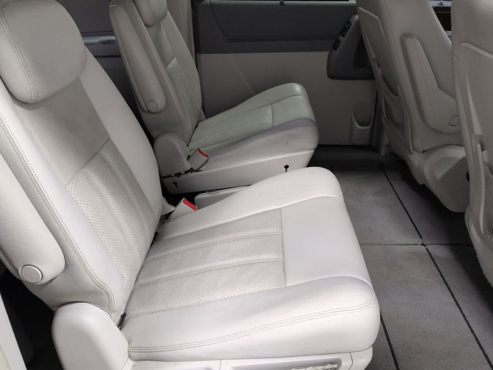 Thumbnail: 2009 Chrysler Town & Country - 20