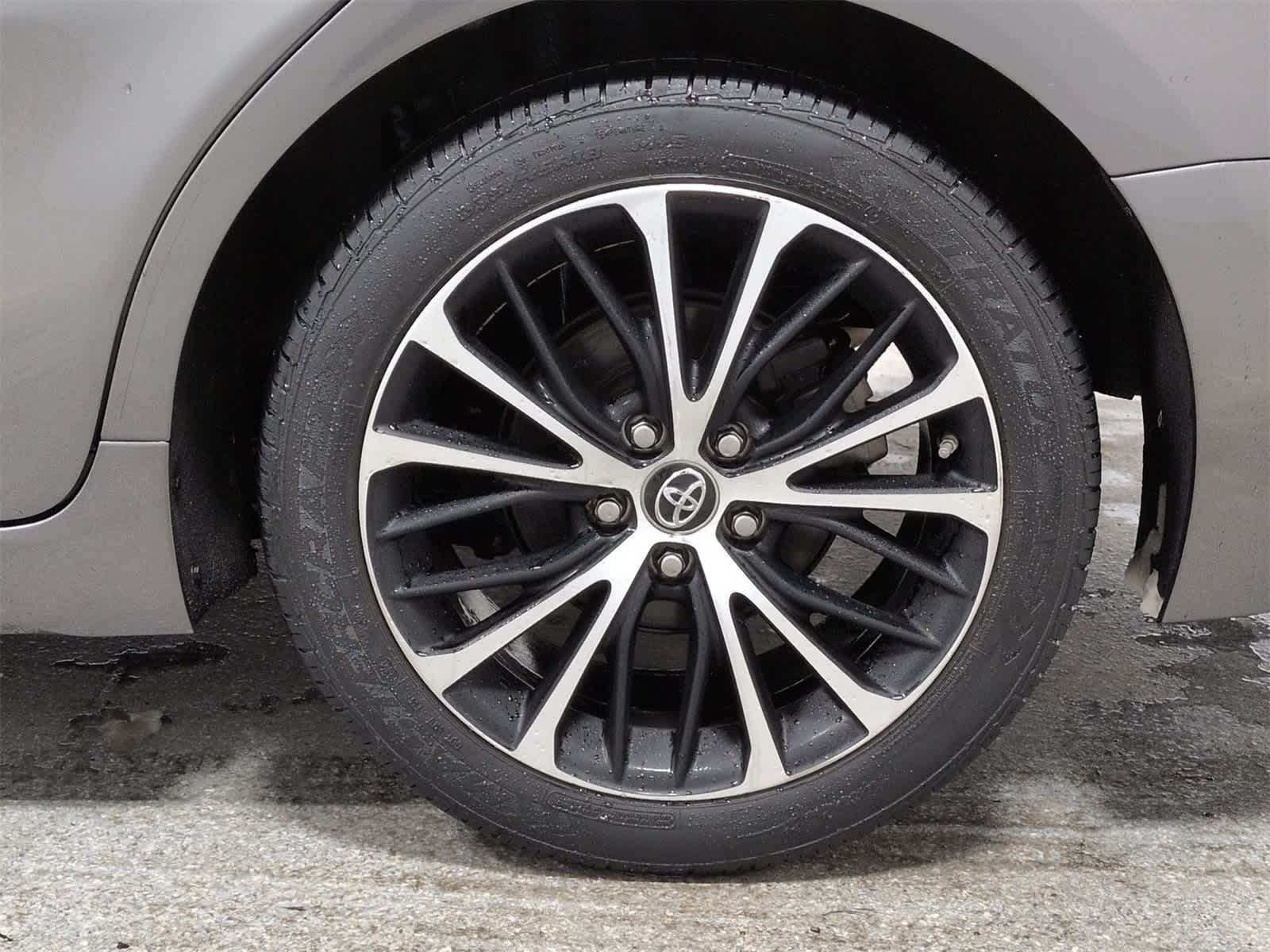 Thumbnail: 2019 Toyota Camry - 14