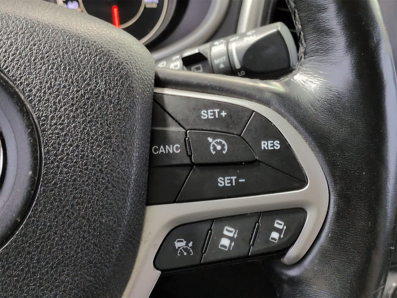 Thumbnail: 2016 Jeep Cherokee - 25