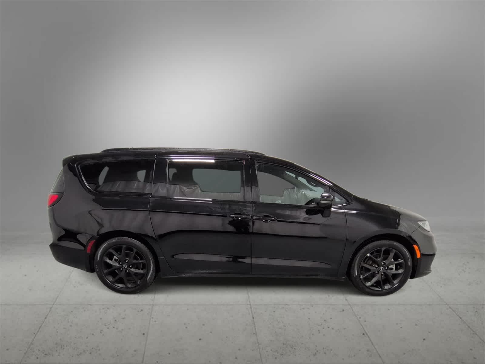 Thumbnail: 2025 Chrysler Pacifica - 9