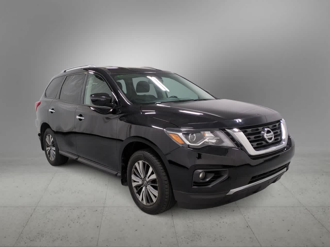 2017 Nissan Pathfinder Platinum photo 2