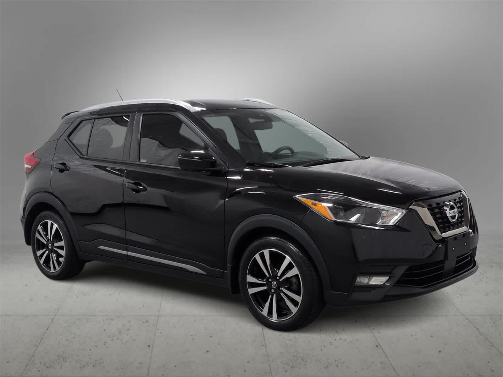 2020 Nissan Kicks SR photo 2