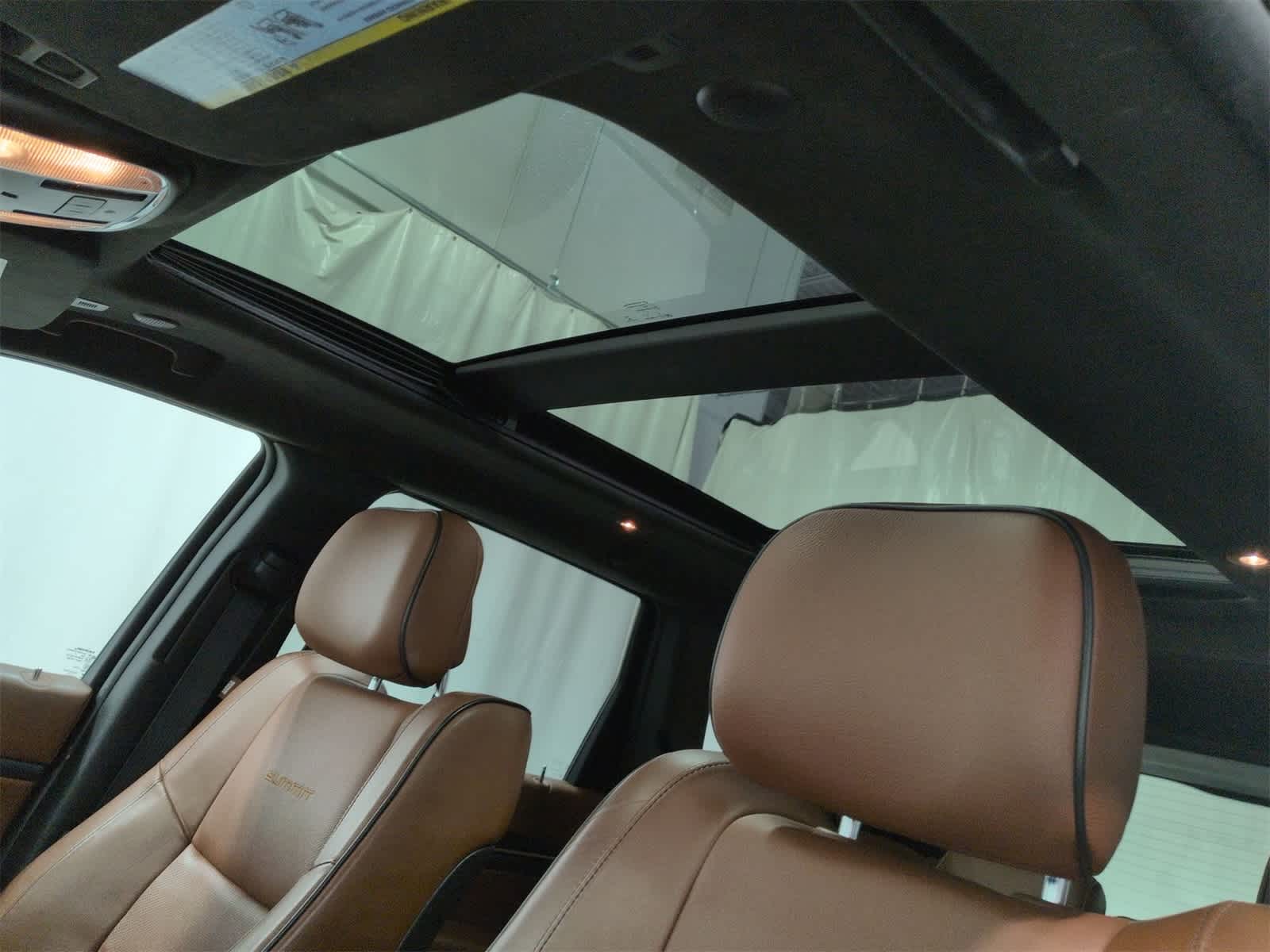 Thumbnail: 2017 Jeep Grand Cherokee - 20