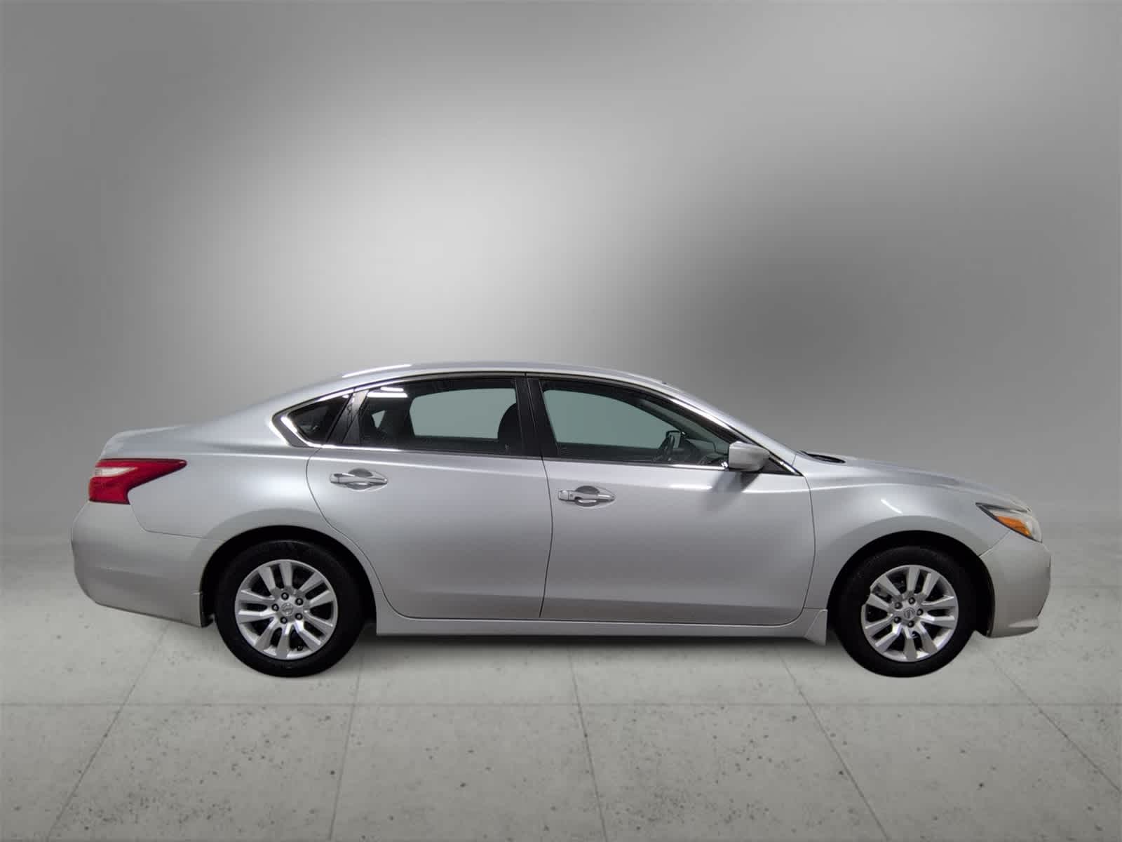 Thumbnail: 2017 Nissan Altima - 9