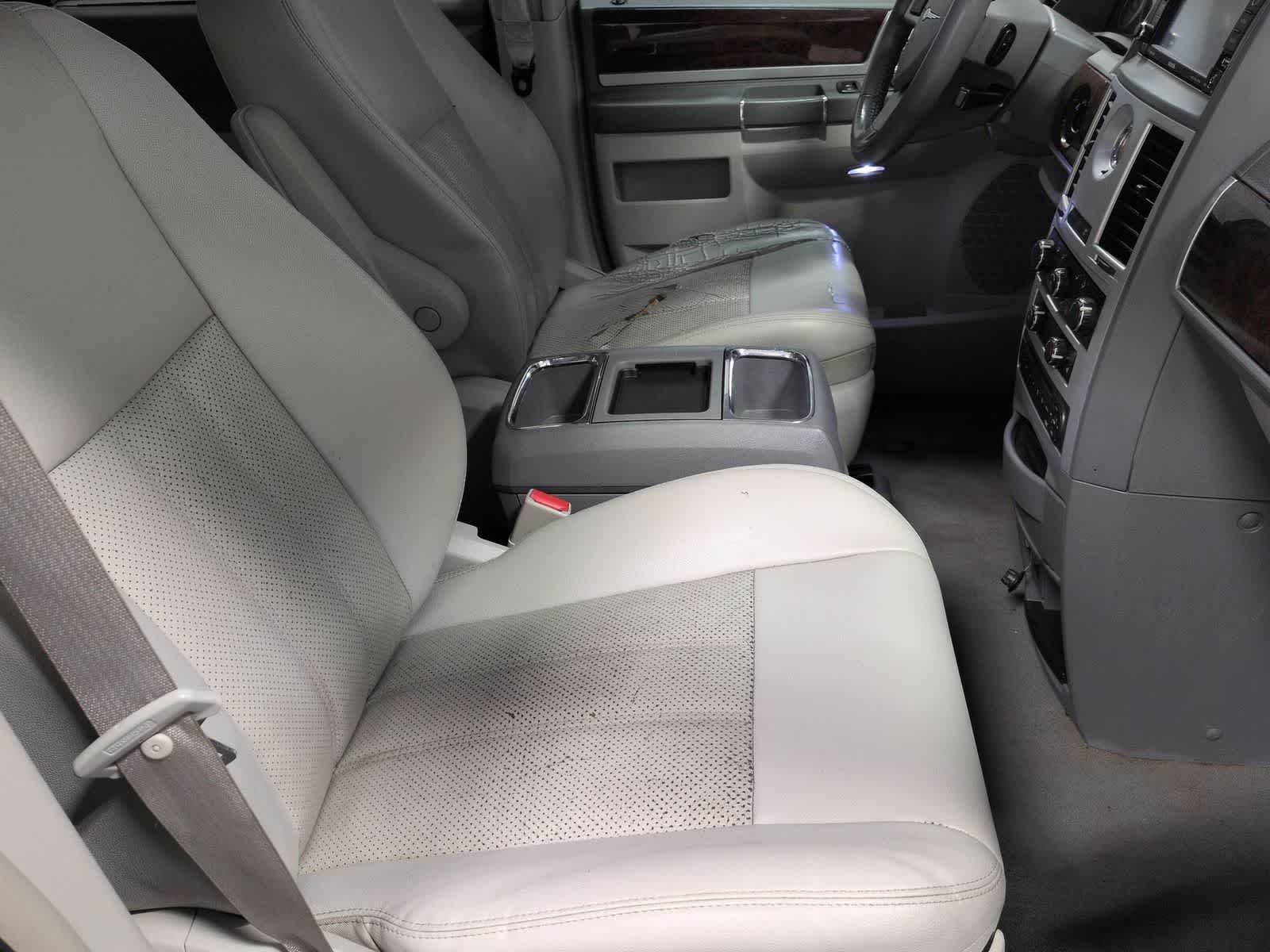 Thumbnail: 2009 Chrysler Town & Country - 21