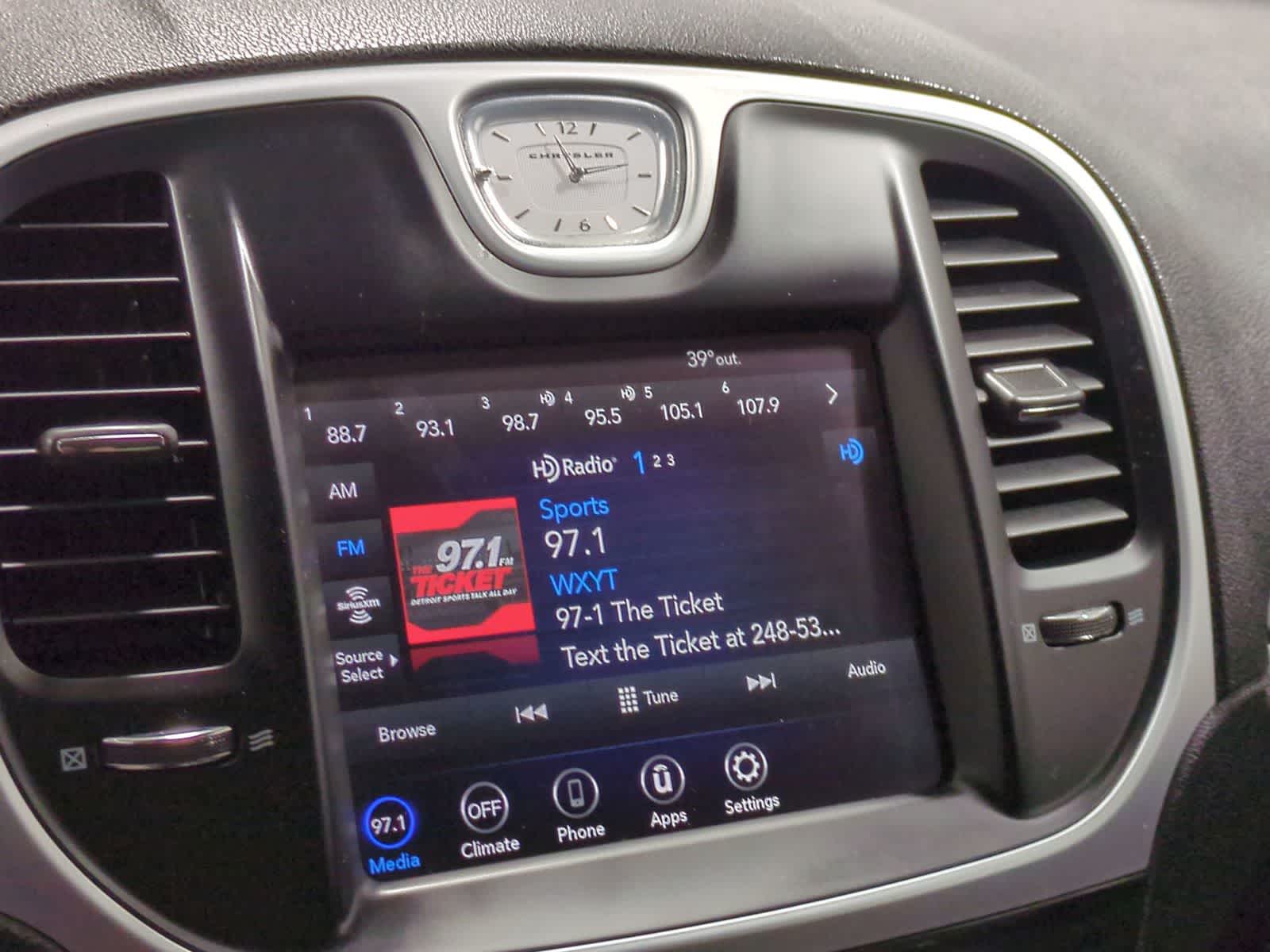 Thumbnail: 2022 Chrysler 300 - 26