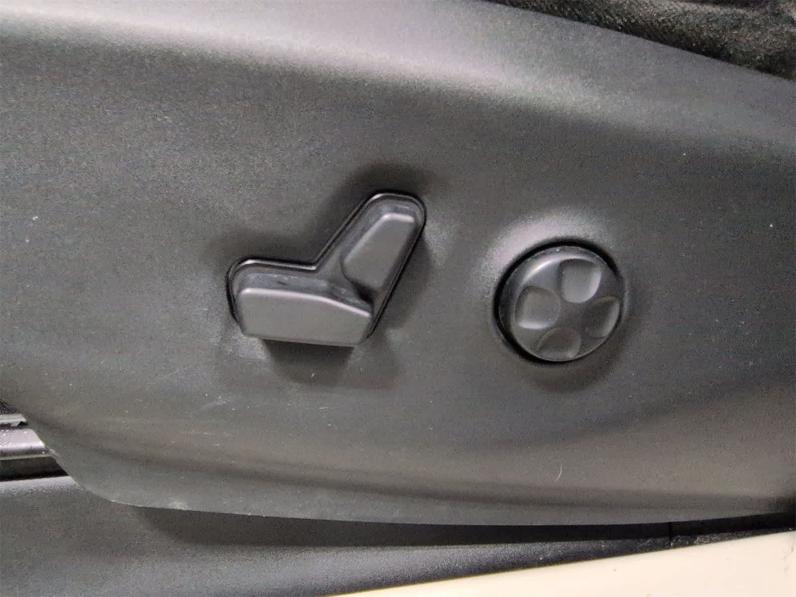 Thumbnail: 2018 Chrysler Pacifica - 18