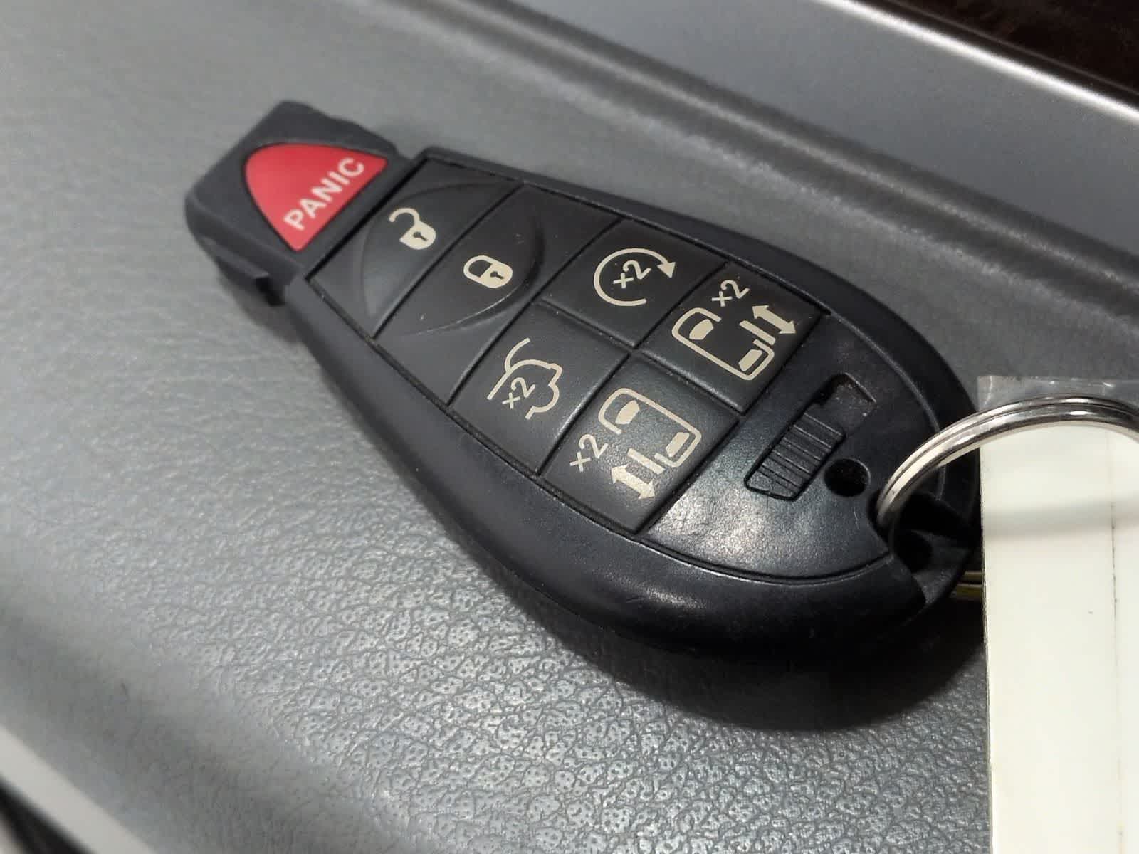 Thumbnail: 2009 Chrysler Town & Country - 30