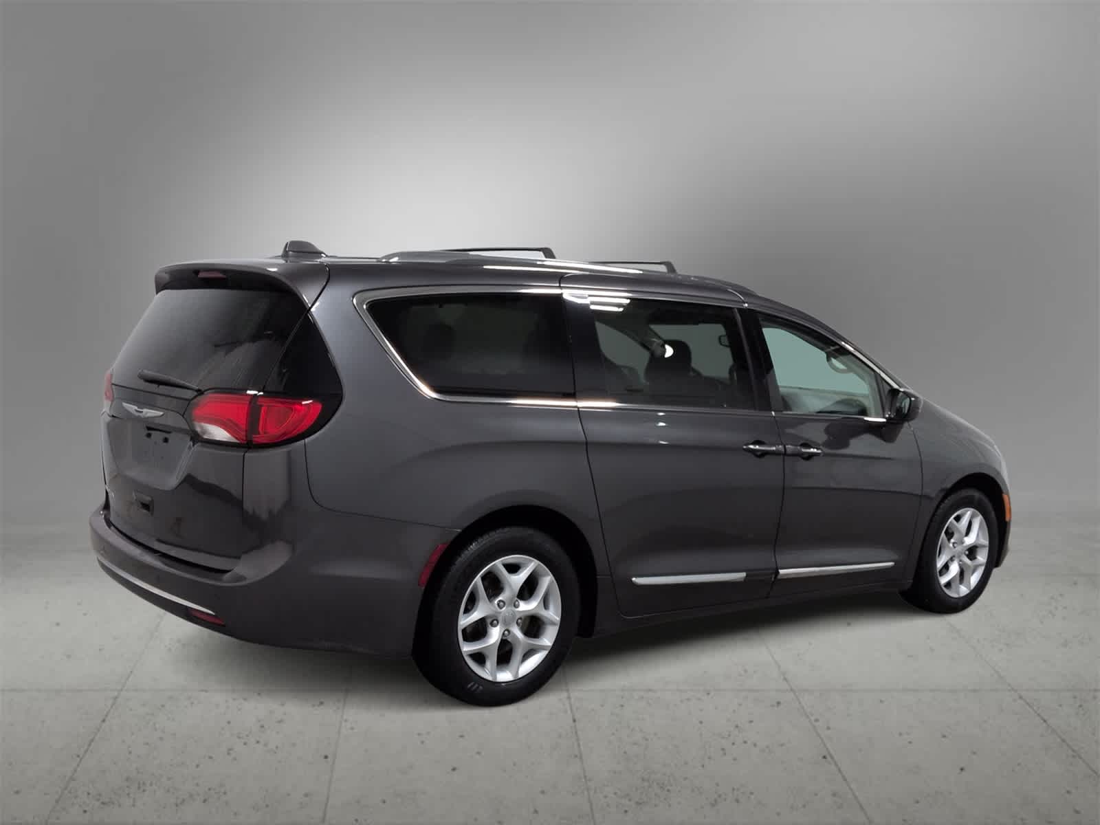 Thumbnail: 2018 Chrysler Pacifica - 8