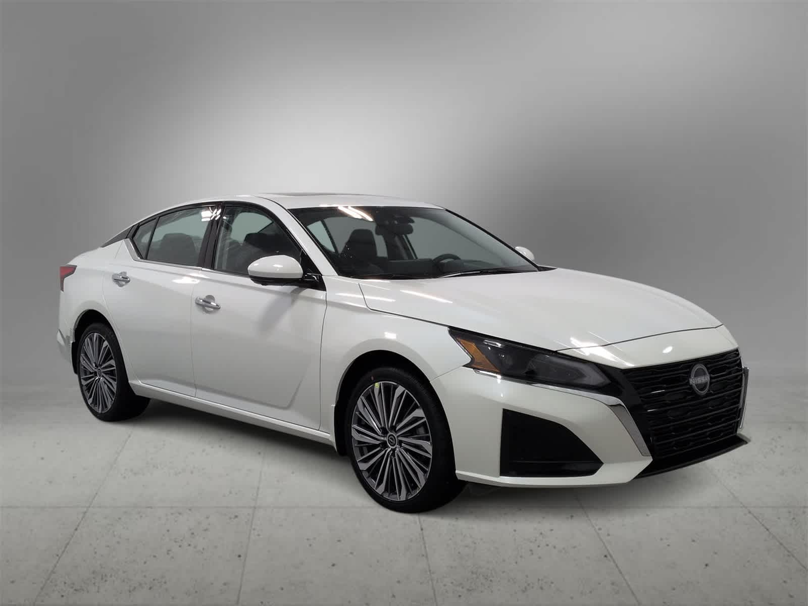 2025 Nissan Altima SL photo 2