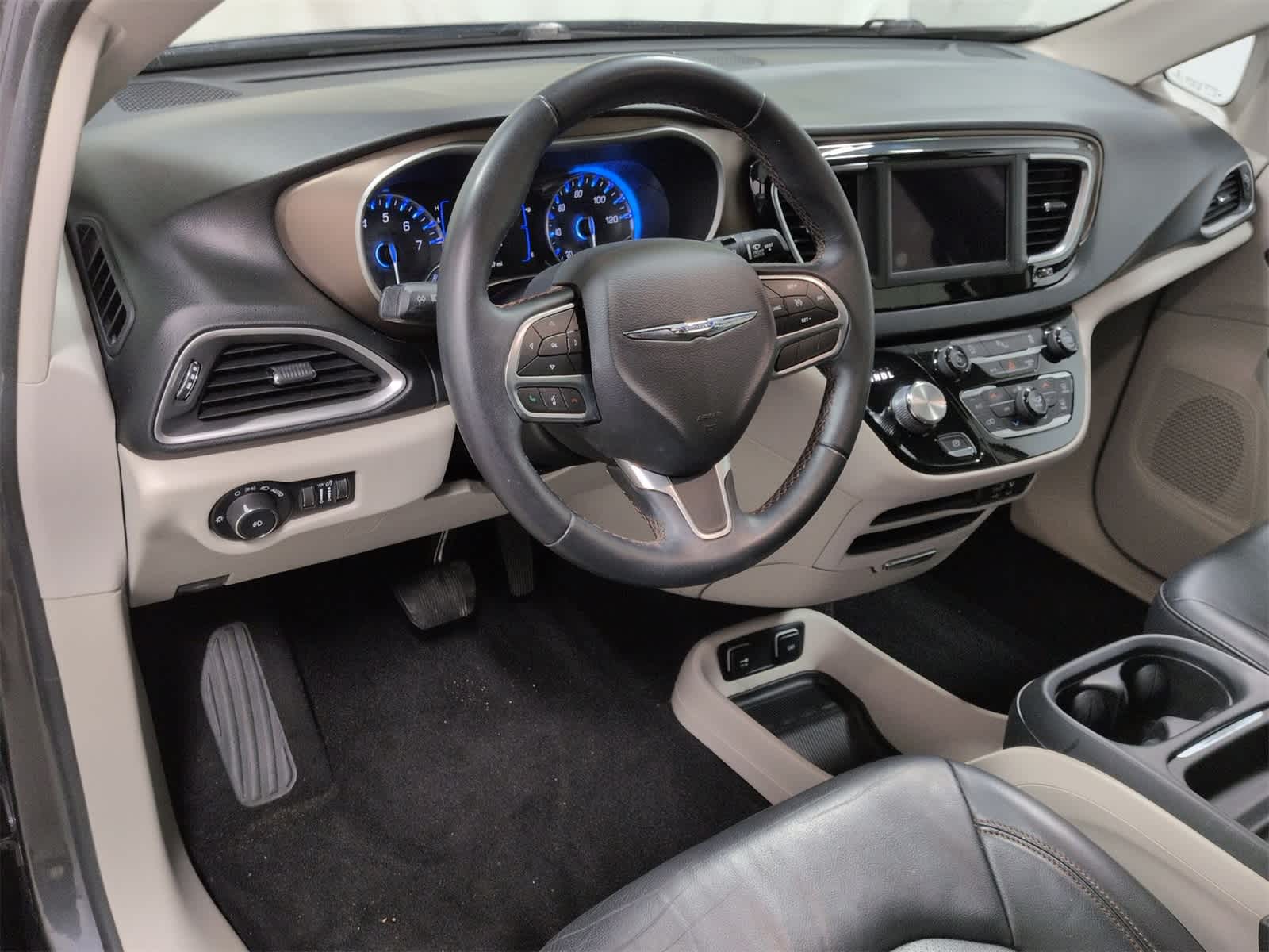 Thumbnail: 2018 Chrysler Pacifica - 10