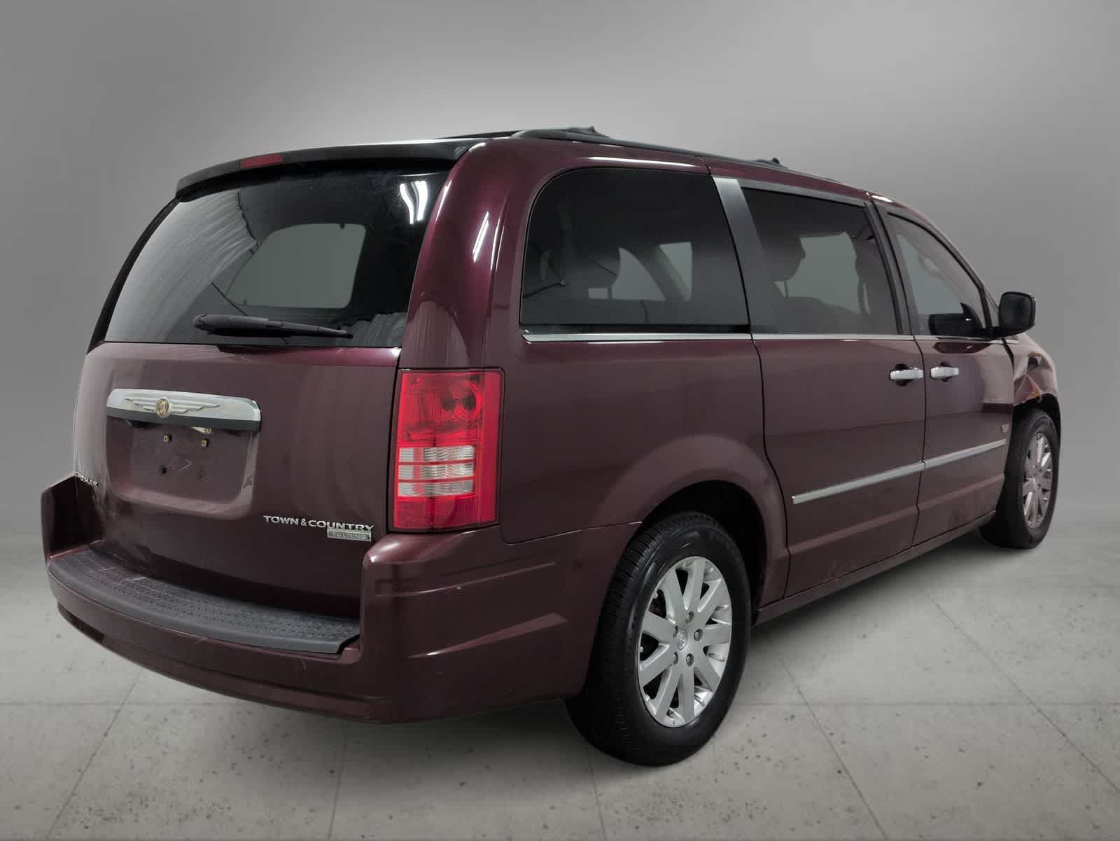 Thumbnail: 2009 Chrysler Town & Country - 8