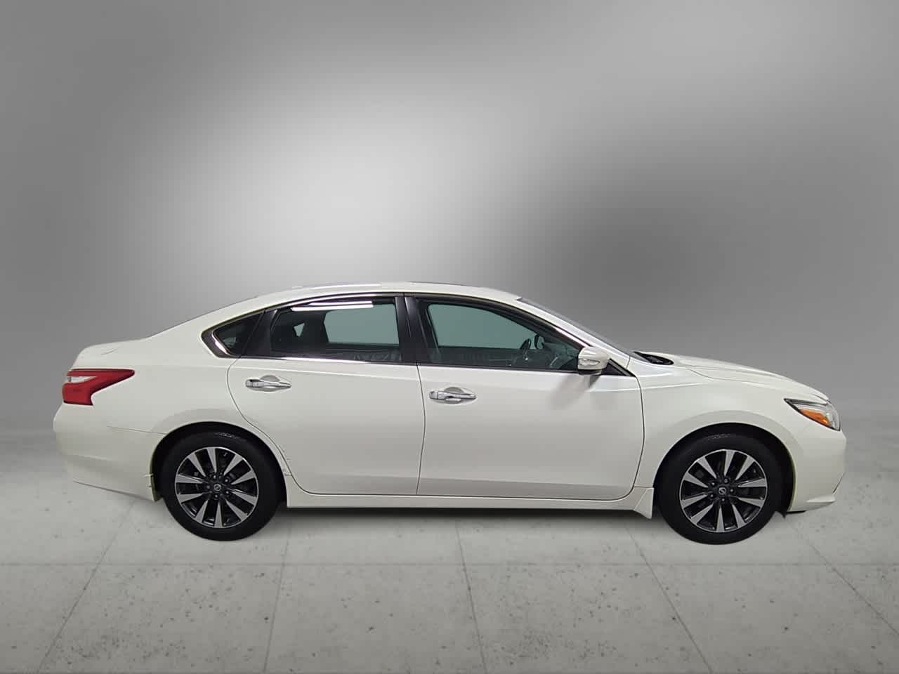 Thumbnail: 2016 Nissan Altima - 9