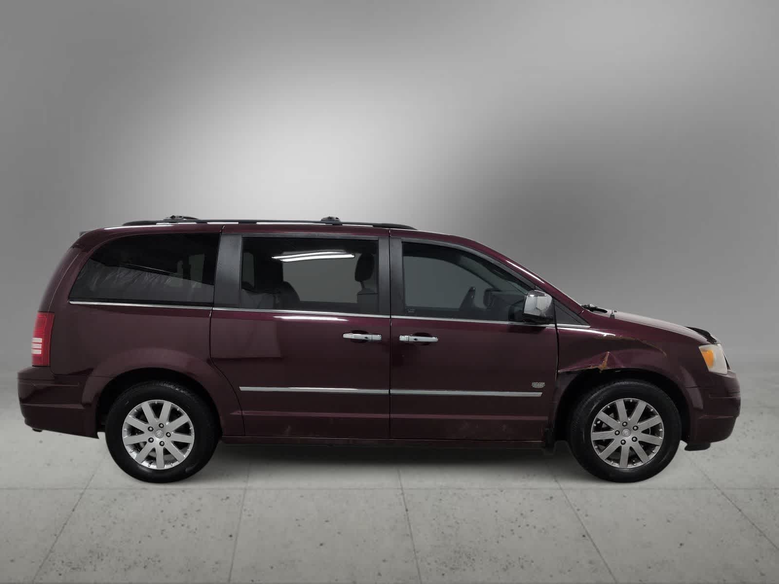 Thumbnail: 2009 Chrysler Town & Country - 9