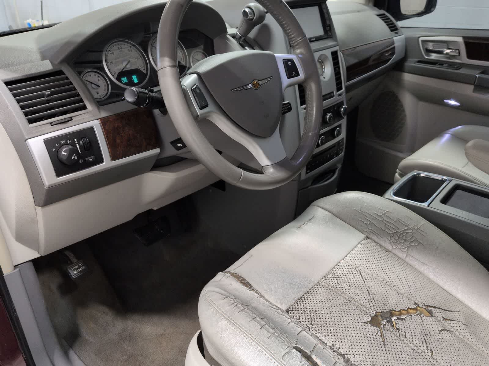 Thumbnail: 2009 Chrysler Town & Country - 10