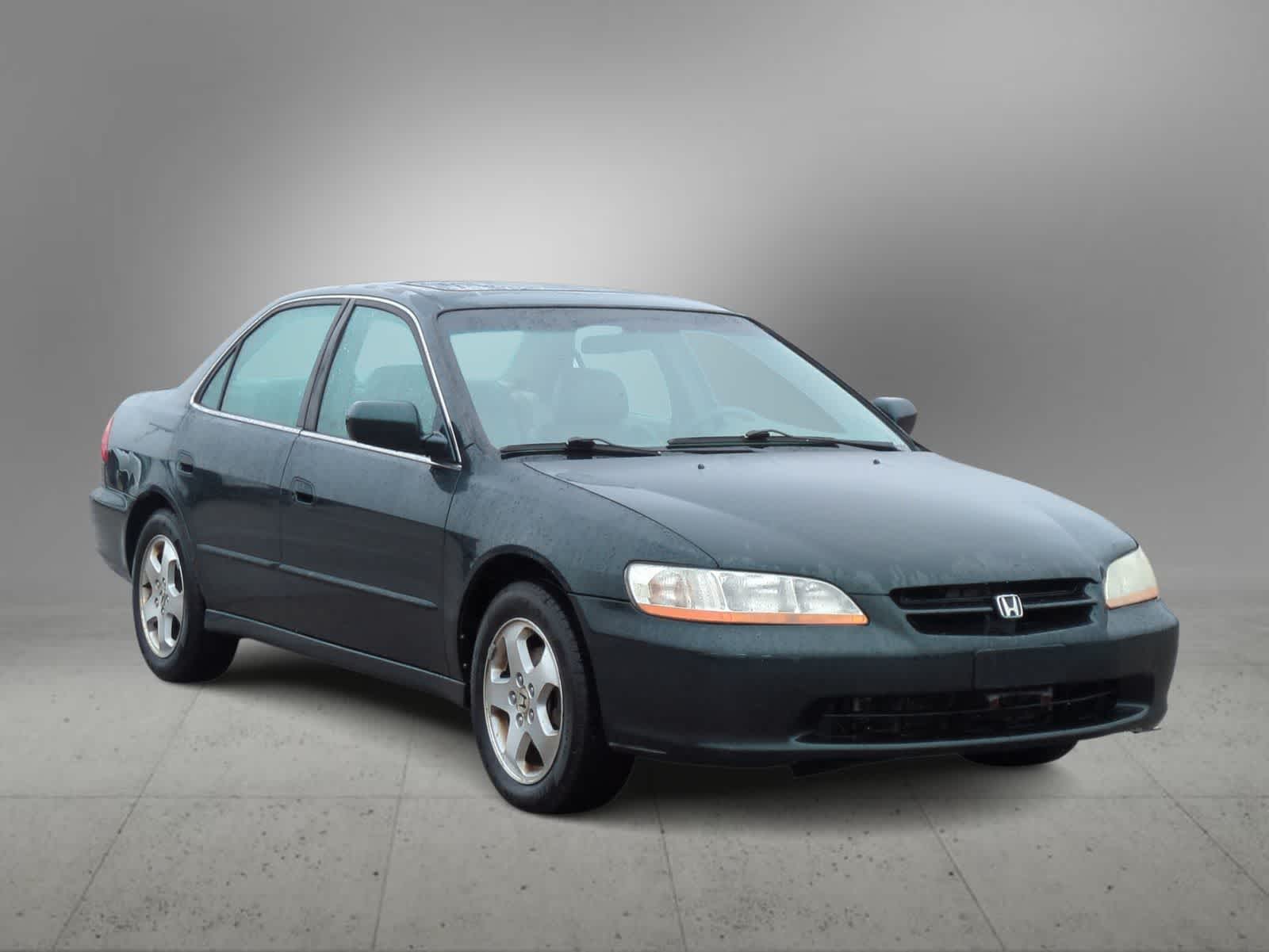 Used 2000 Honda Accord EX with VIN 1HGCG1658YA023003 for sale in Farmington, MI