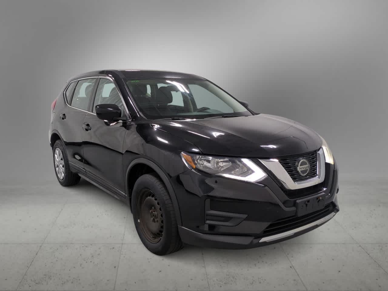 Used 2018 Nissan Rogue S with VIN KNMAT2MVXJP510166 for sale in Farmington, MI