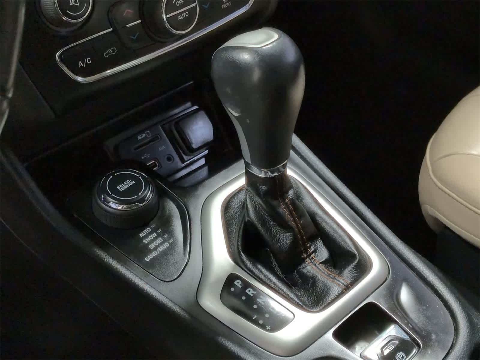 Thumbnail: 2016 Jeep Cherokee - 32