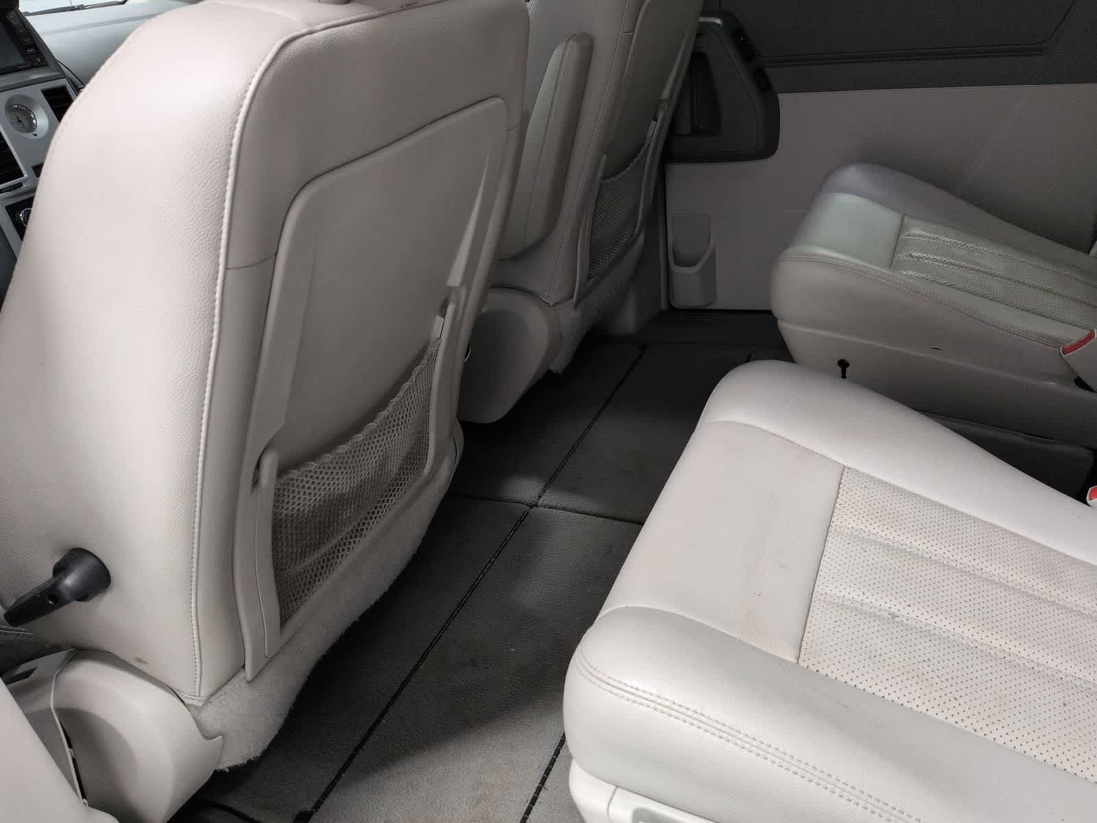 Thumbnail: 2009 Chrysler Town & Country - 18