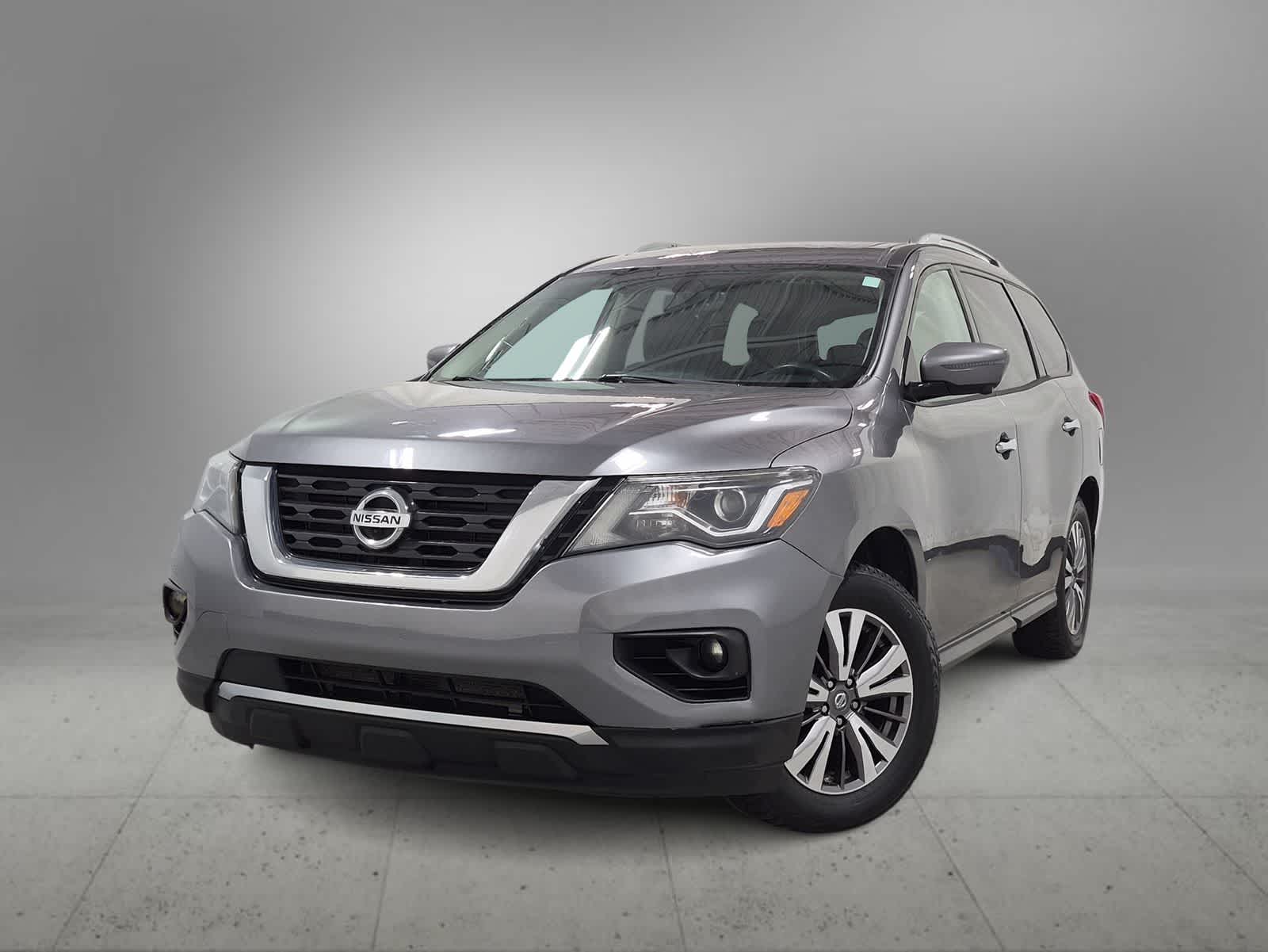 Used 2017 Nissan Pathfinder Platinum with VIN 5N1DR2MM5HC666468 for sale in Farmington, MI