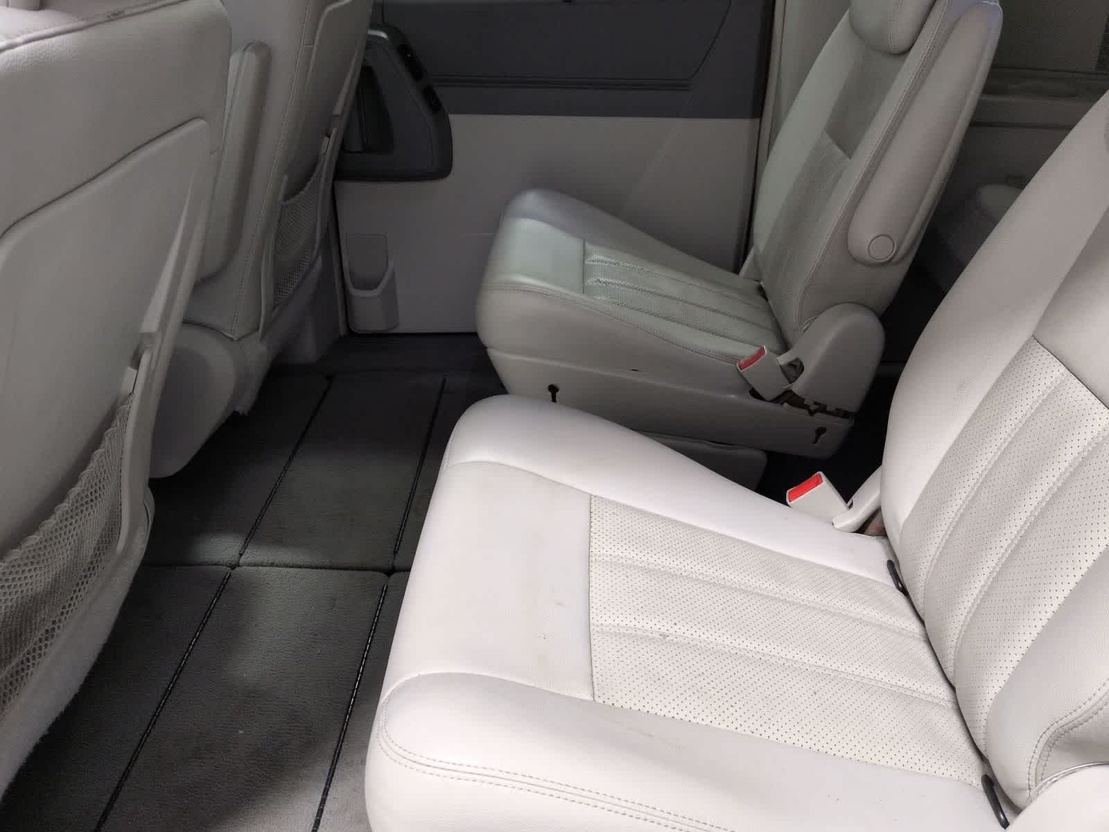 Thumbnail: 2009 Chrysler Town & Country - 19