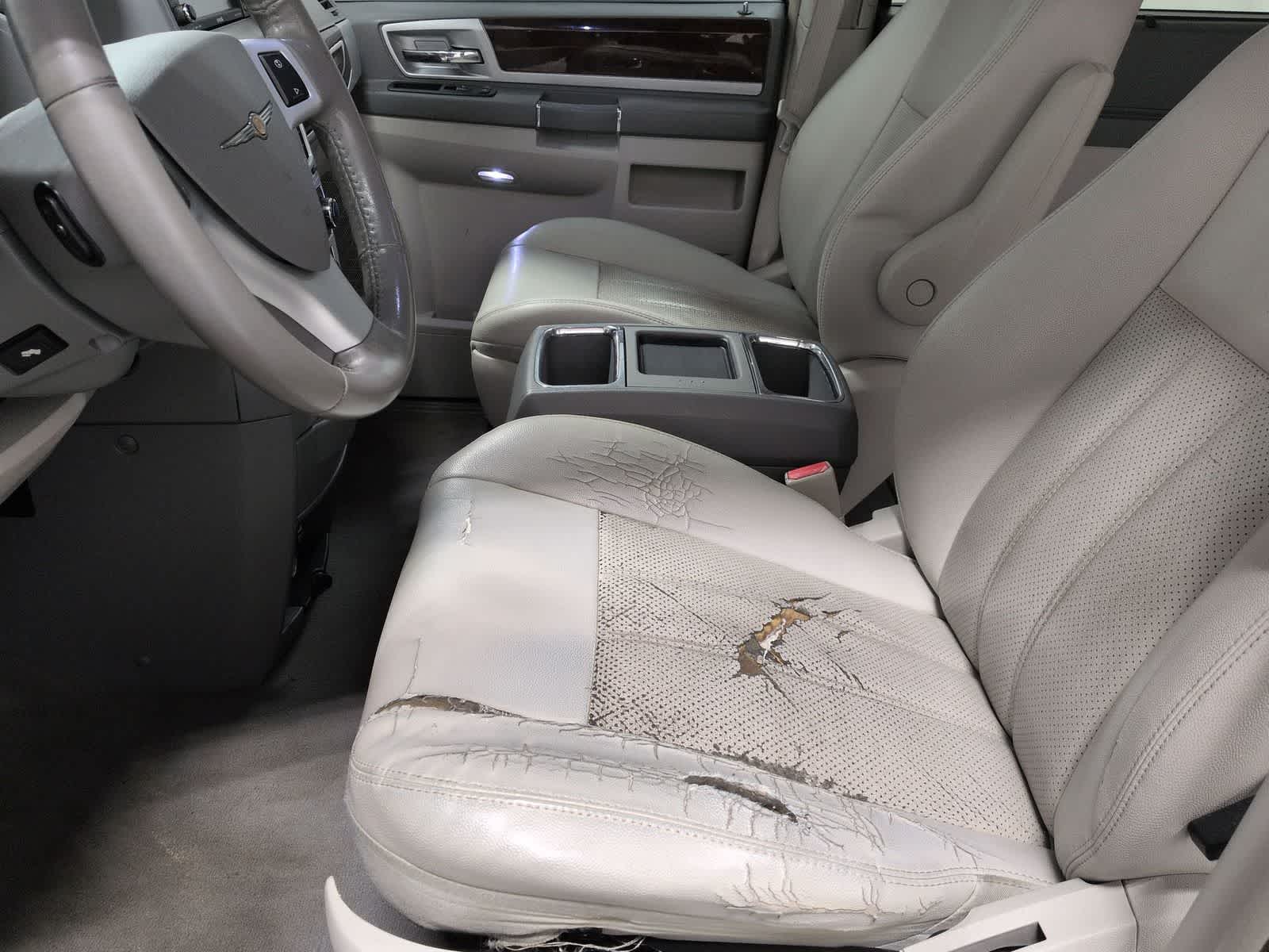 Thumbnail: 2009 Chrysler Town & Country - 16