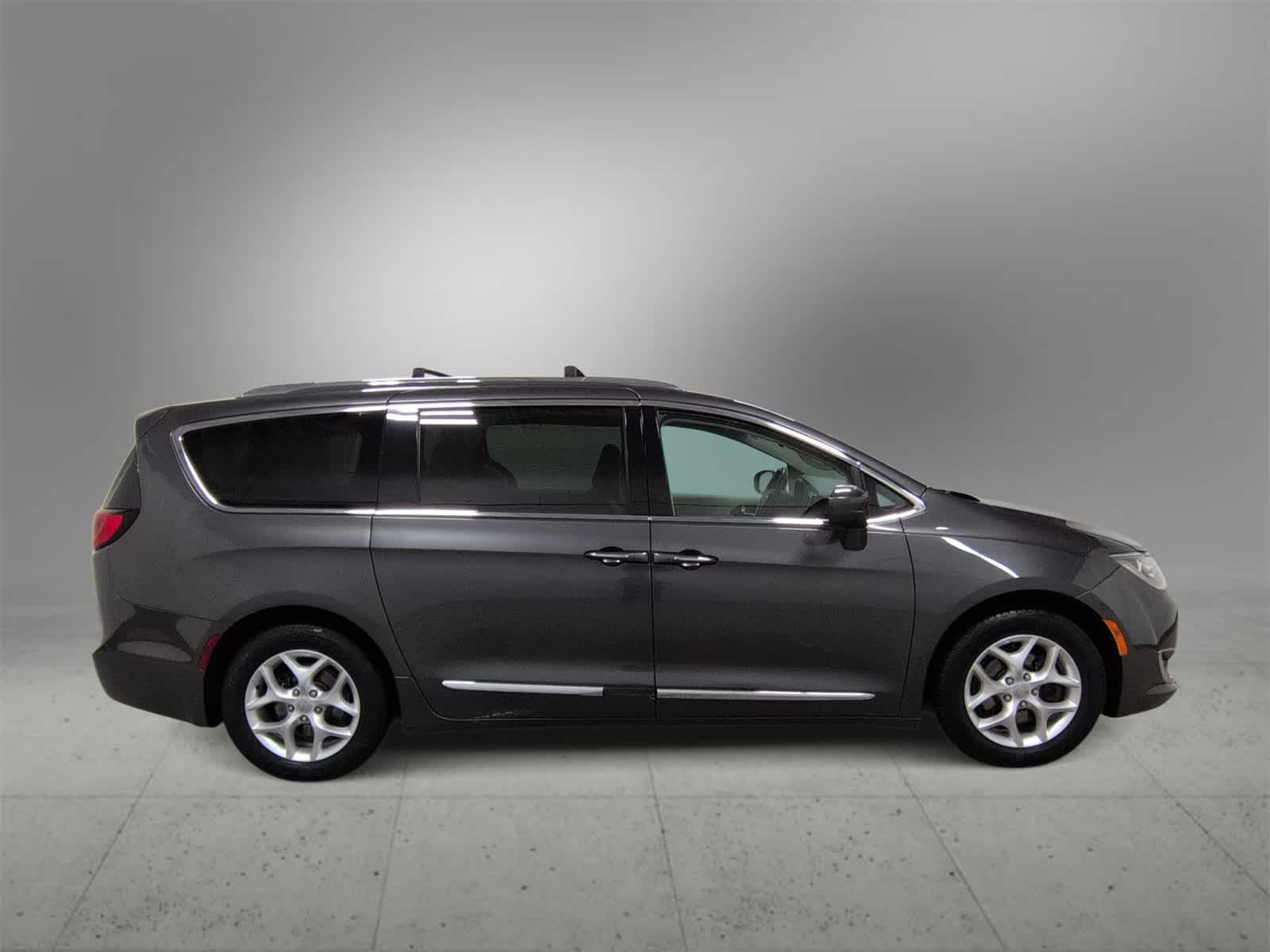 Thumbnail: 2018 Chrysler Pacifica - 9