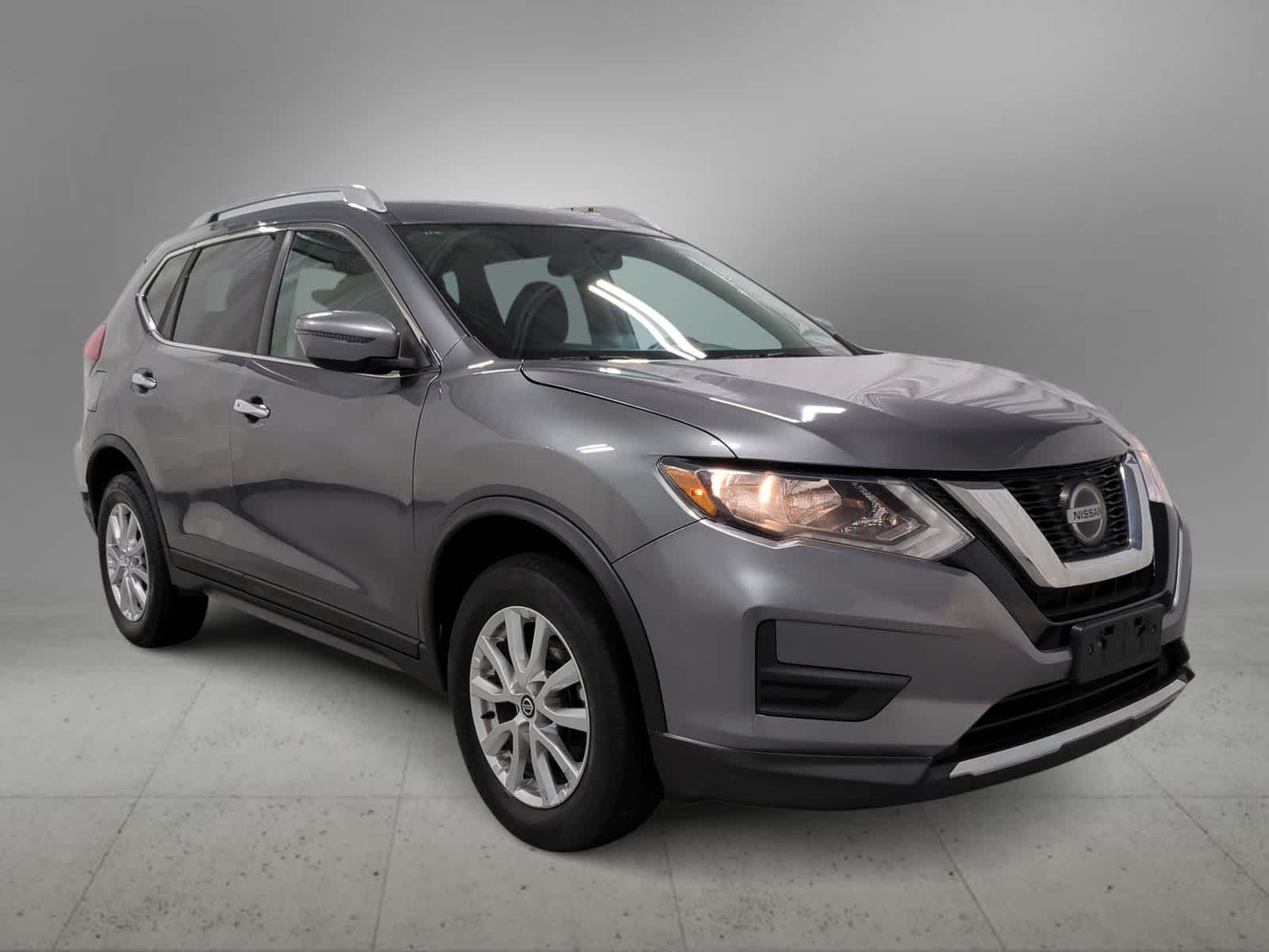 Used 2018 Nissan Rogue SV with VIN KNMAT2MV8JP614543 for sale in Farmington, MI