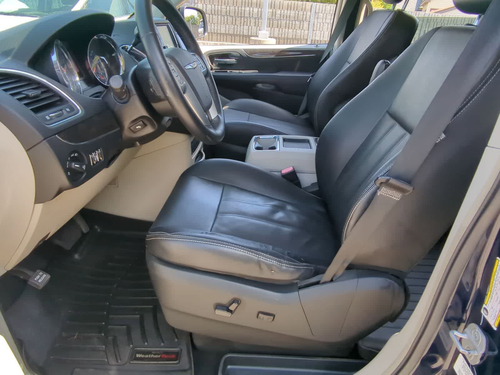 Thumbnail: 2013 Chrysler Town & Country - 22
