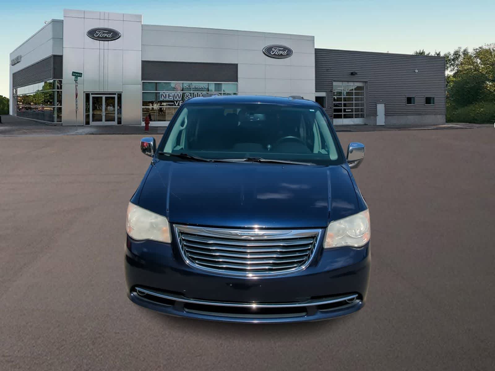 Thumbnail: 2013 Chrysler Town & Country - 3
