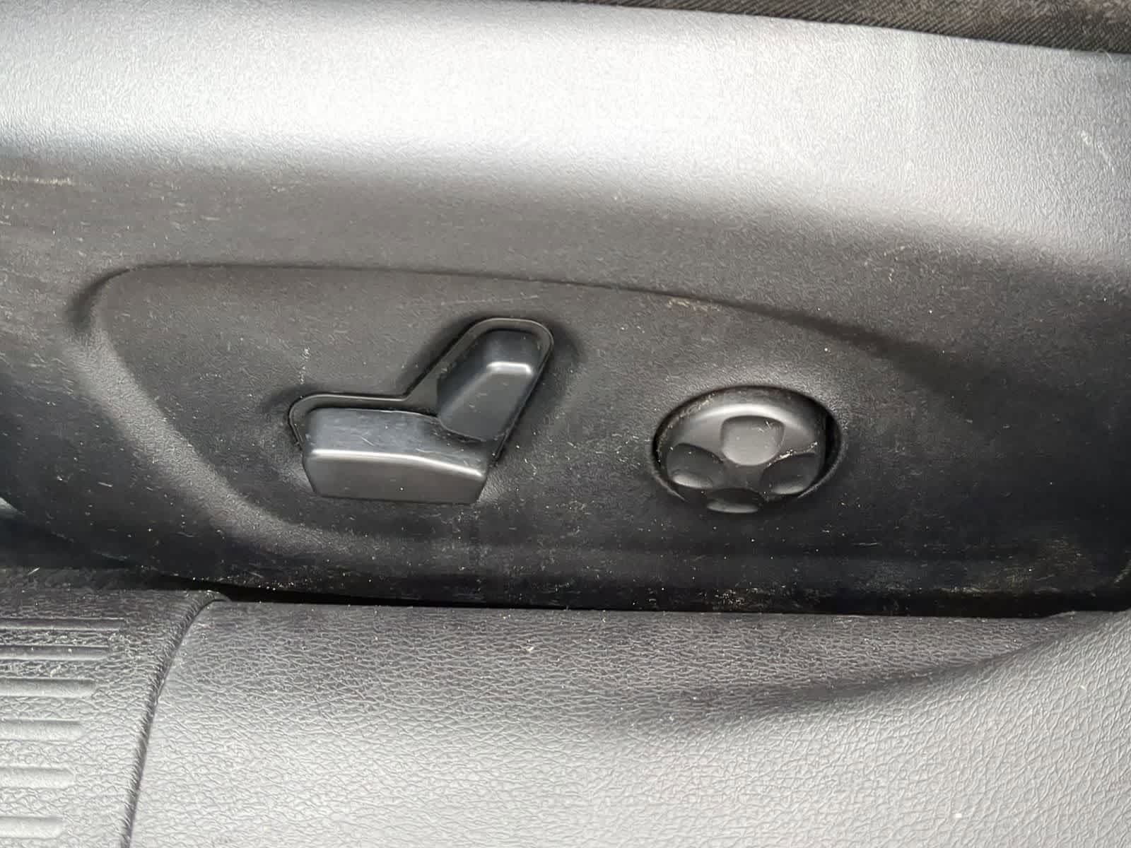 Thumbnail: 2016 Chrysler 200 - 23