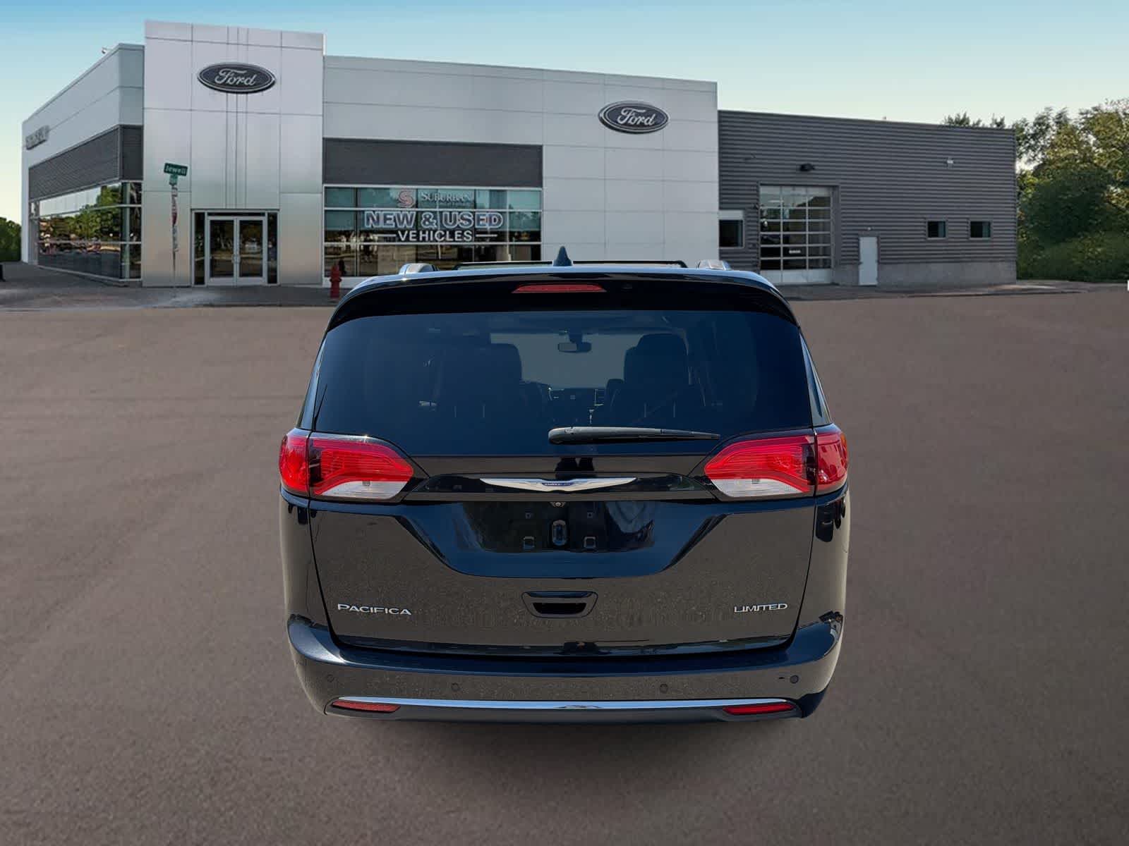Thumbnail: 2018 Chrysler Pacifica - 8