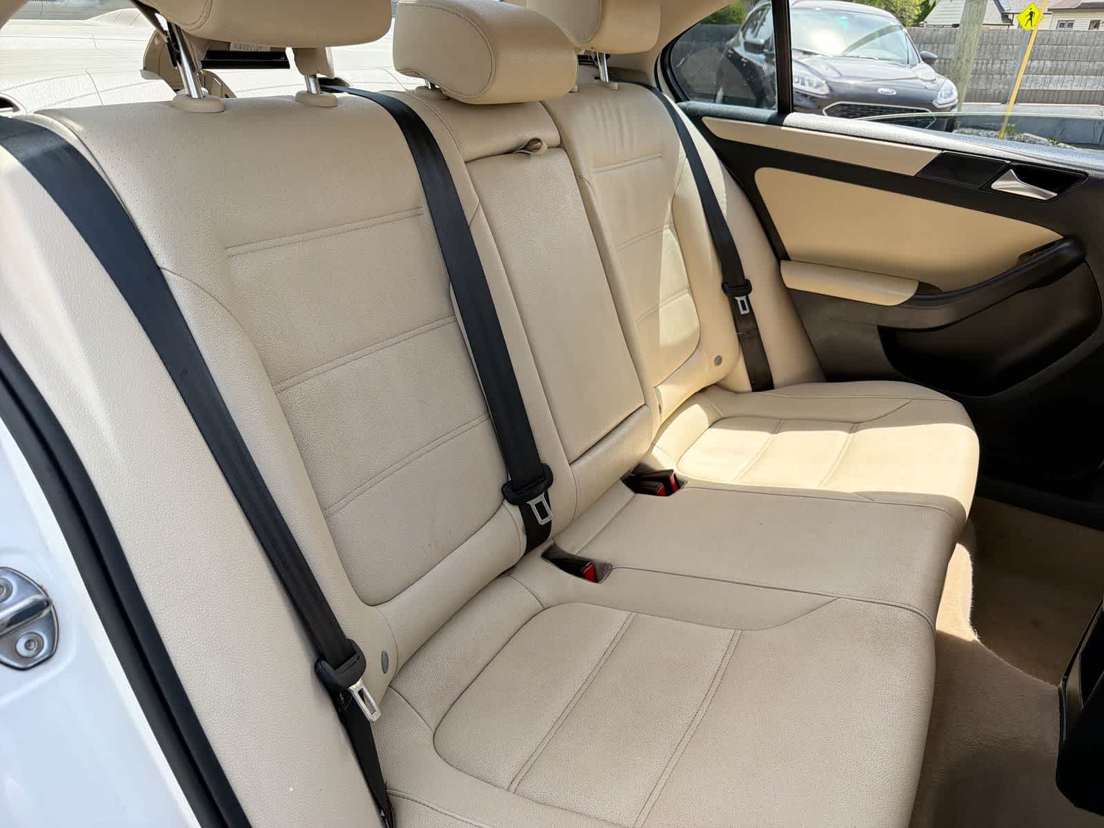 Thumbnail: 2011 Volkswagen Jetta - 21