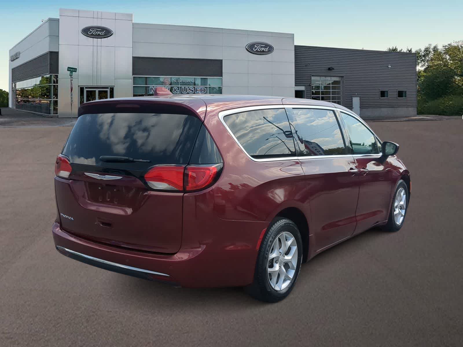 Thumbnail: 2017 Chrysler Pacifica - 11