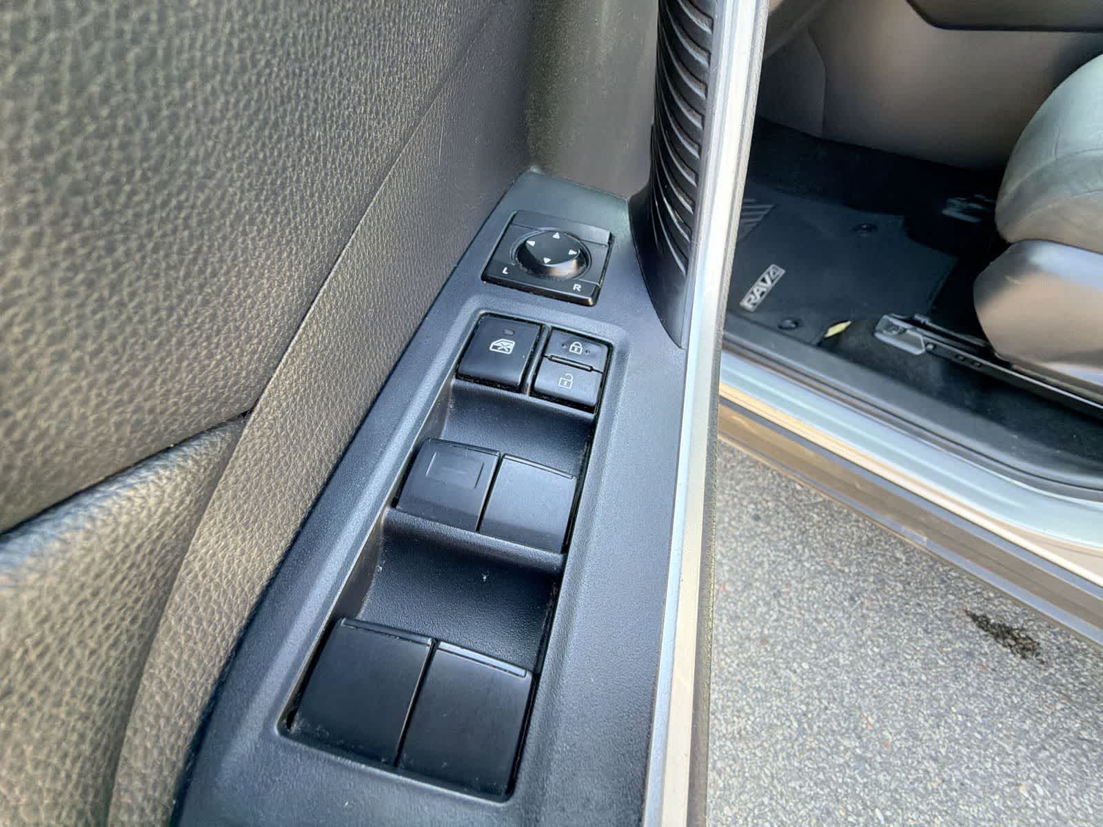 Thumbnail: 2019 Toyota RAV4 - 18